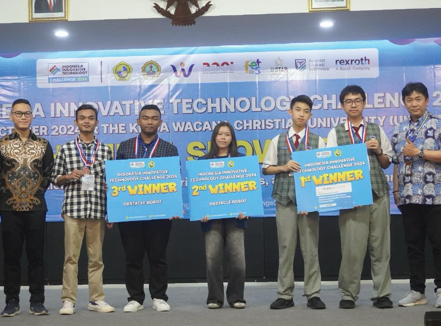 Para Pemenang Obstacle Robot Lomba IIT