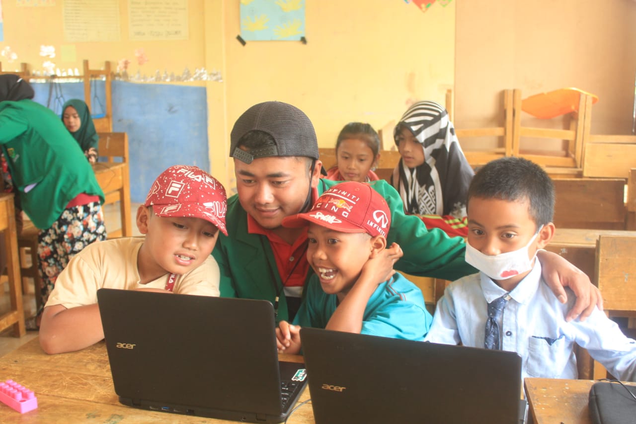 Pemberdayaan Pemuda Desa Digital: Kisah Alih Pengetahuan Melalui Program VIP di Lapangan