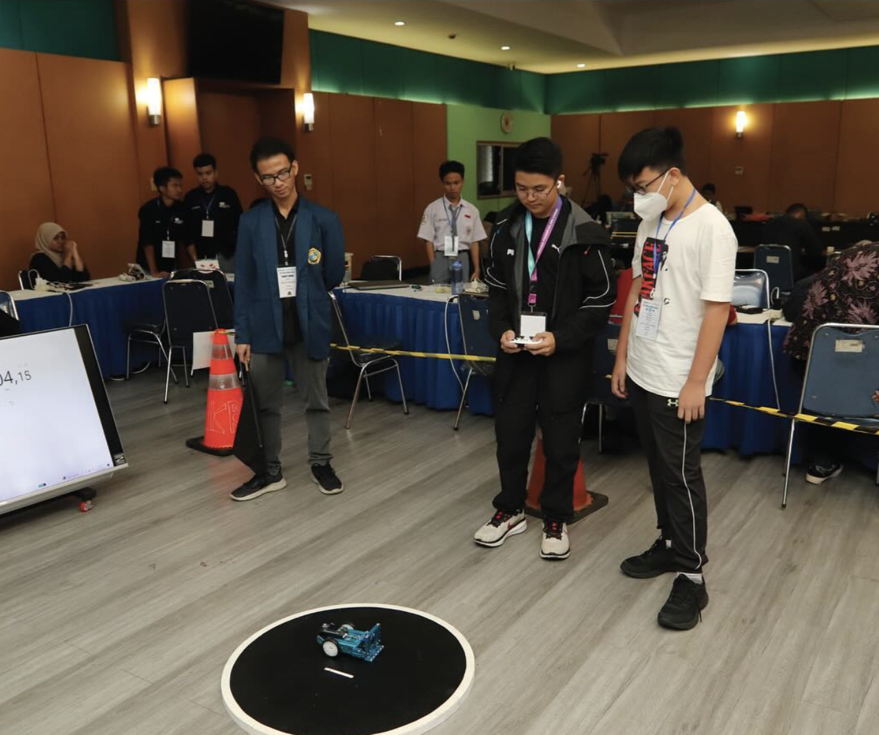 Keseruan Kompetisi Sumo Robot di IITC 2024: Duel Robot Penuh Strategi