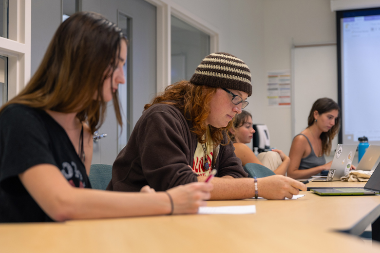 Mengasah Menulis Ilmiah Lewat Student Symposium Research Paper